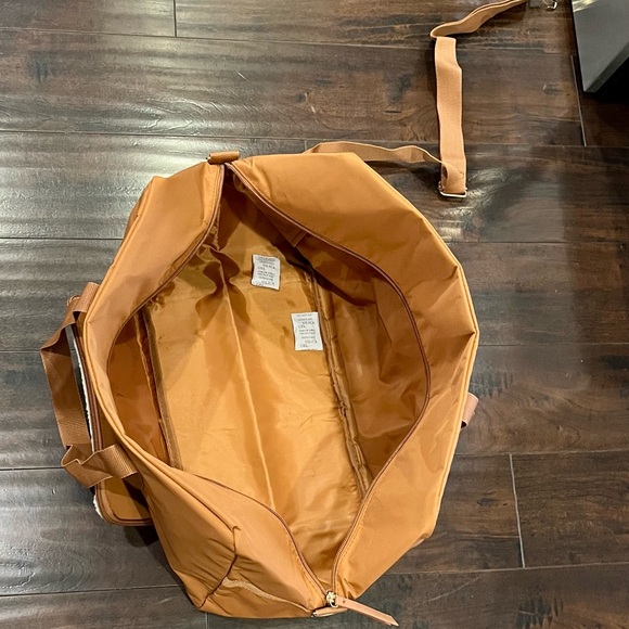 NWT Large Chic Duffle Bag - Picture 4 of 10